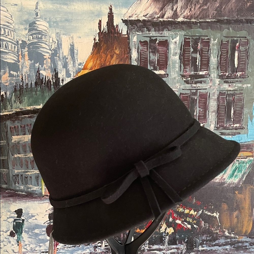 NWT August Accessories 100% Black Wool Molded Cloche Bow Accent Hat One Size